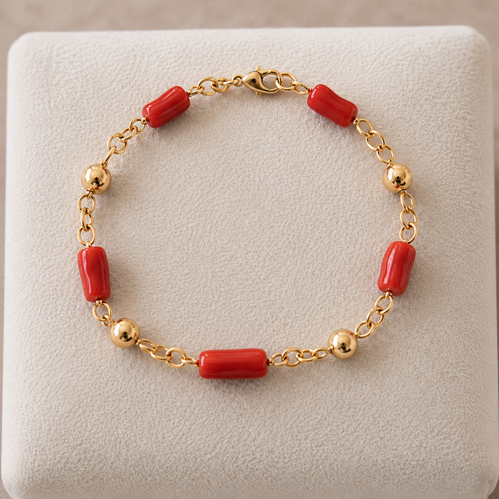 Bracelet marseillais de 20 cm plaqué or 24 carats avec des tronçons de corail et des perles de diamètre 6 mm.