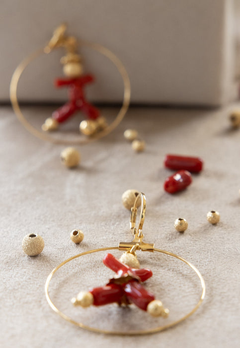 BO créoles couple, 40 mm de diamètre, petite silhouette en corail dans une créole de 40 mm de diamètre, plaquée or 24 carats.