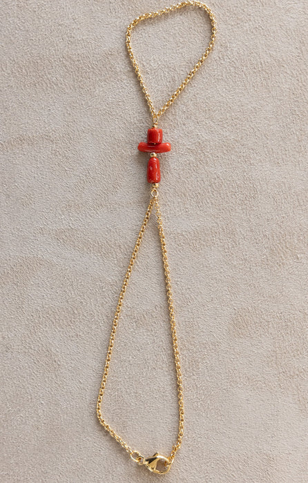 Bracelet main de Sarah, en corail et chaîne fine plaquée or 24 carats.