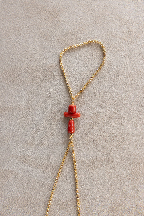 Bracelet main de Sarah, en corail et chaîne fine plaquée or 24 carats.