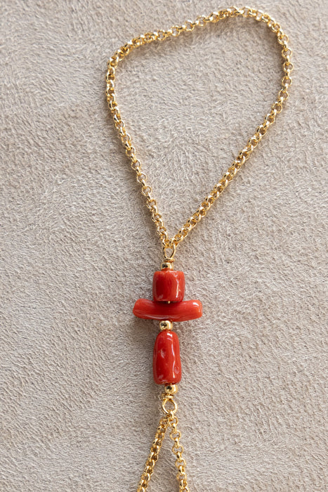 Bracelet main de Sarah, en corail et chaîne fine plaquée or 24 carats.