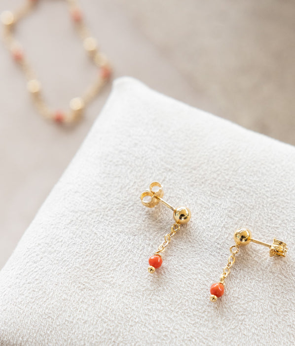 BO puce chaînettes avec boule de corail 3 mm, pendantes.