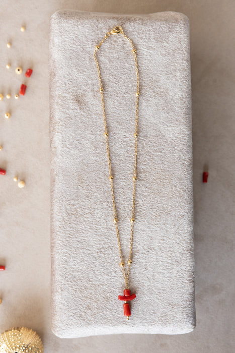 Chaîne boule de 42 cm plaquée or avec pendentif croix bonhomme en corail de 25 mm.