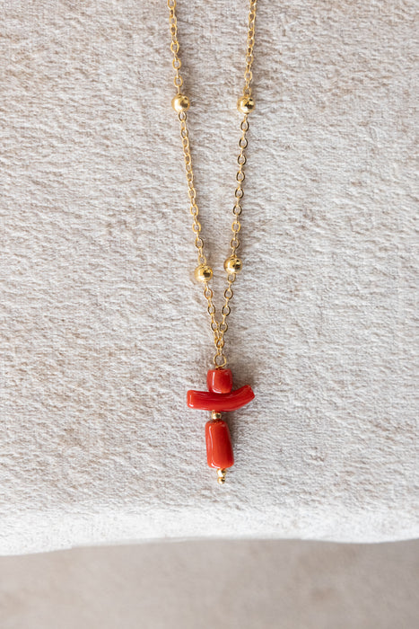 Chaîne boule de 42 cm plaquée or avec pendentif croix bonhomme en corail de 25 mm.