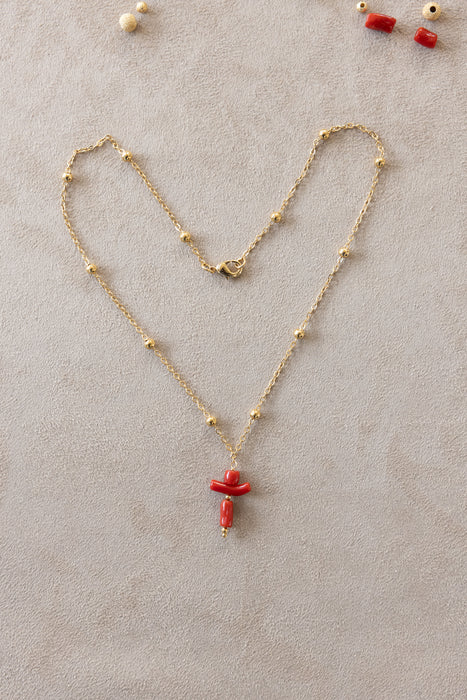 Chaîne boule de 42 cm plaquée or avec pendentif croix bonhomme en corail de 25 mm.
