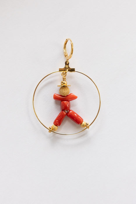 BO créoles couple, 40 mm de diamètre, petite silhouette en corail dans une créole de 40 mm de diamètre, plaquée or 24 carats.