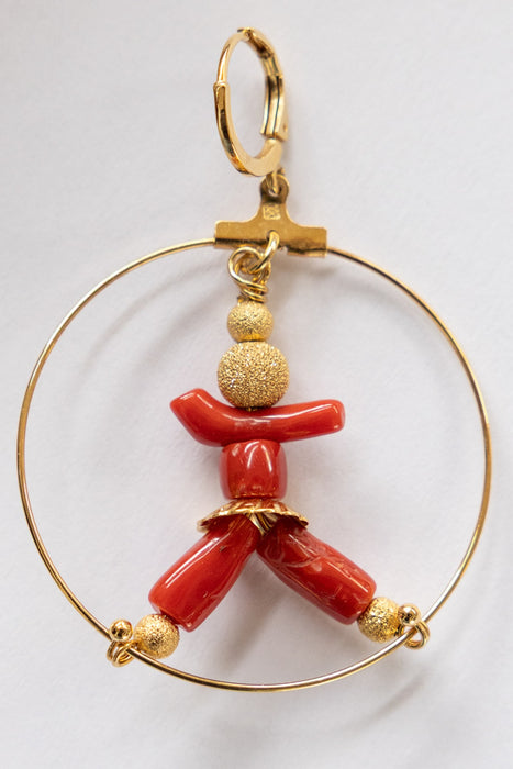 BO créoles couple, 40 mm de diamètre, petite silhouette en corail dans une créole de 40 mm de diamètre, plaquée or 24 carats.