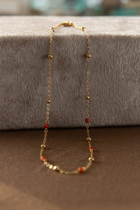 Collier de 42 cm en perles de corail 3 mm et boules or 3 mm plaquées or.