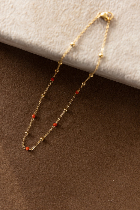 Collier de 42 cm en perles de corail 3 mm et boules or 3 mm plaquées or.