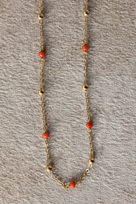 Collier de 42 cm en perles de corail 3 mm et boules or 3 mm plaquées or.