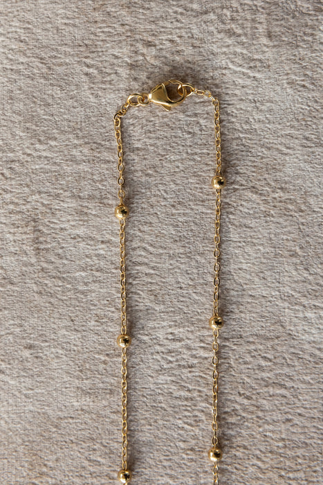 Collier de 42 cm en perles de corail 3 mm et boules or 3 mm plaquées or.