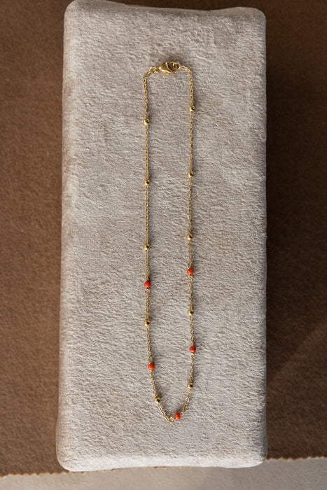 Collier de 42 cm en perles de corail 3 mm et boules or 3 mm plaquées or.