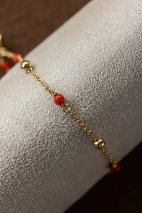Bracelet de 20 cm plaqué or 24 carats avec boules de diamètre 3 mm plaquées or et perles de corail de diamètre 3 mm.