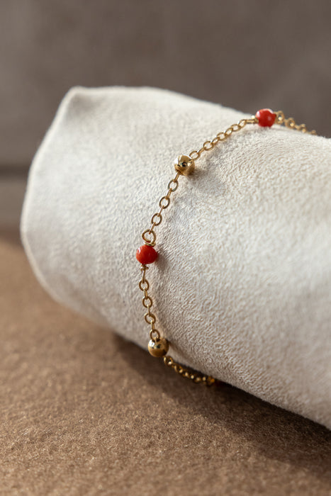 Bracelet de 20 cm plaqué or 24 carats avec boules de diamètre 3 mm plaquées or et perles de corail de diamètre 3 mm.