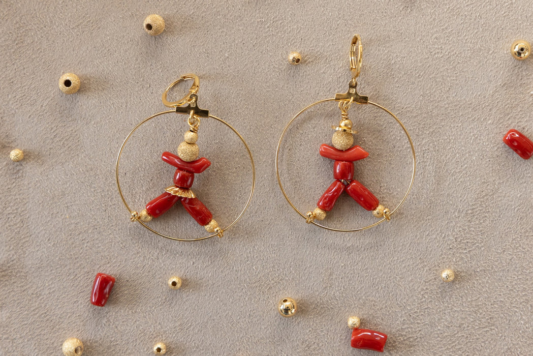 BO créoles couple, 40 mm de diamètre, petite silhouette en corail dans une créole de 40 mm de diamètre, plaquée or 24 carats.